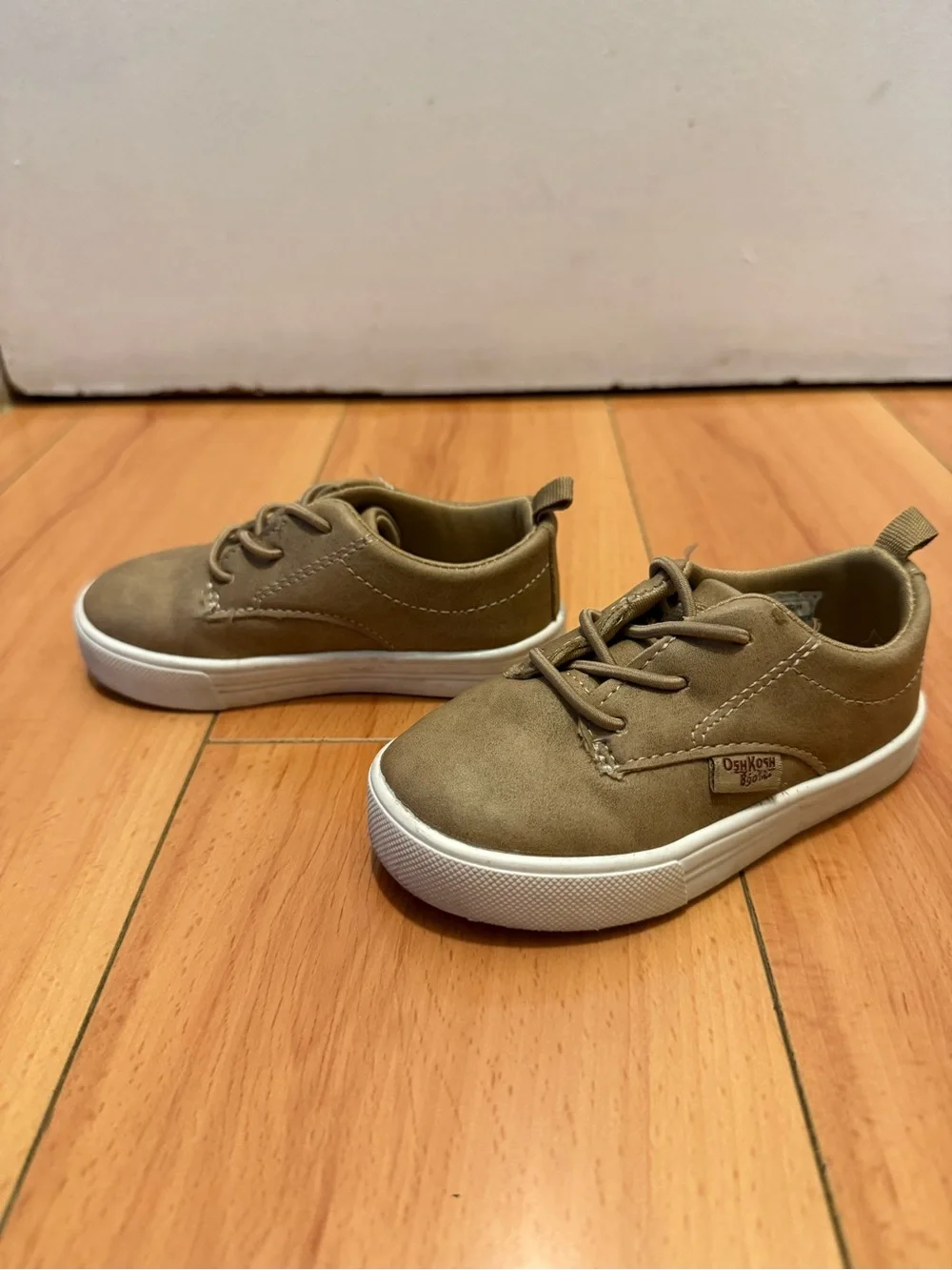 OshKosh B'gosh Toddler Boys Casual Sneakers in Brown with White Soles in Size 6